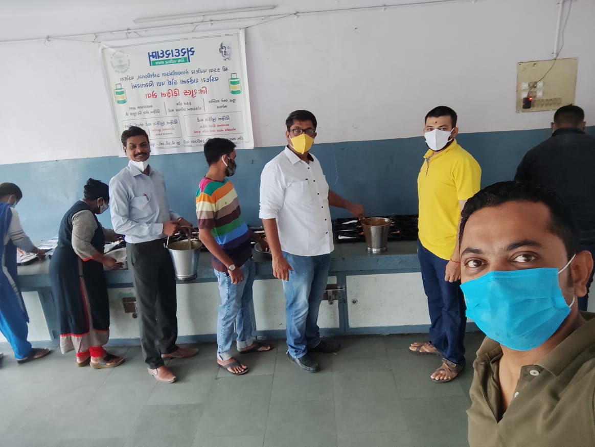 વડોદરામાં અન્ન સેવા : પાટીદાર બિઝનેસ ઓર્ગેનાઇઝેશનની વિનામૂલ્યે ભોજન સેવા, 500 ડીશ તૈયાર કરાઈ છે 