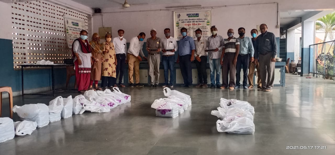 વડોદરામાં અન્ન સેવા : પાટીદાર બિઝનેસ ઓર્ગેનાઇઝેશનની વિનામૂલ્યે ભોજન સેવા, 500 ડીશ તૈયાર કરાઈ છે 