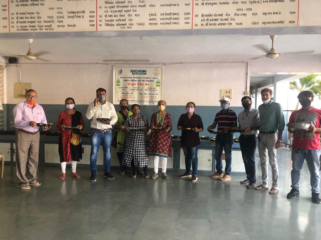 વડોદરામાં અન્ન સેવા : પાટીદાર બિઝનેસ ઓર્ગેનાઇઝેશનની વિનામૂલ્યે ભોજન સેવા, 500 ડીશ તૈયાર કરાઈ છે 