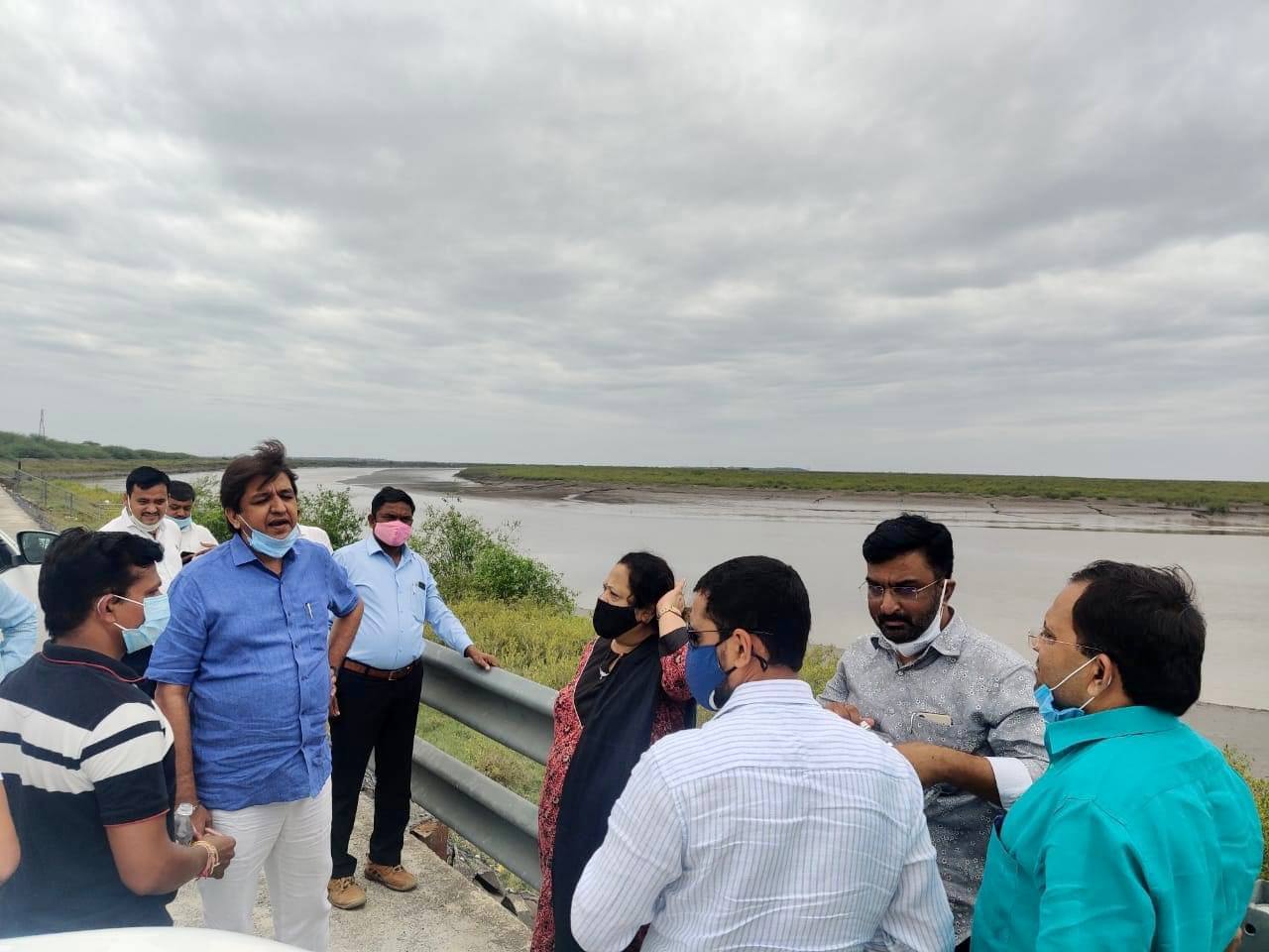  વાવાઝોડાથી થયેલા નુકસાનની સમીક્ષા કરવા MPએ ઓલપાડ તાલુકાના કુંભારી, સોંદલખારા, મોર ભગવા ગામોની મુલાકાત લીધી 