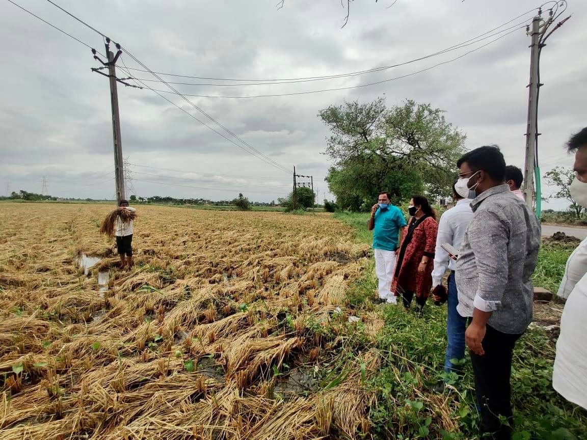  વાવાઝોડાથી થયેલા નુકસાનની સમીક્ષા કરવા MPએ ઓલપાડ તાલુકાના કુંભારી, સોંદલખારા, મોર ભગવા ગામોની મુલાકાત લીધી 