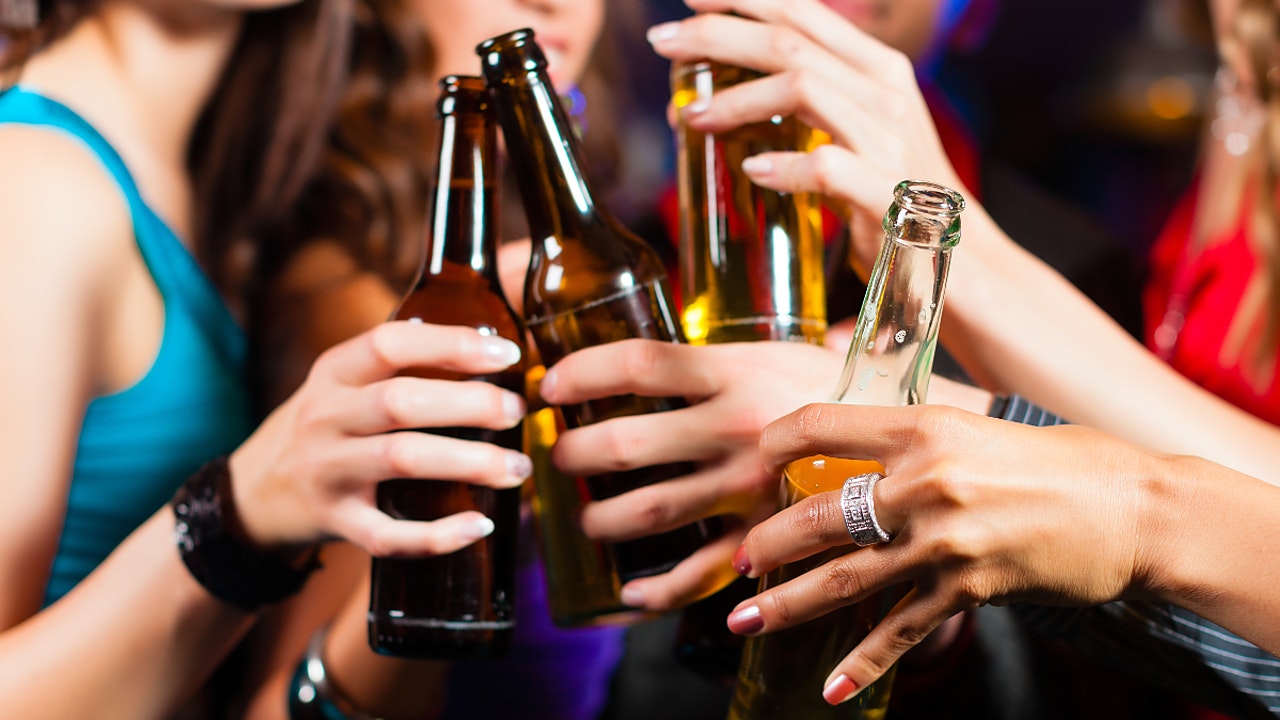 વલસાડ: શરાબની હાઈપ્રોફાઇલ મહેફિલ માણતા 10 યુવકો અને ચાર યુવતીઓ રંગેહાથ ઝડપાયા