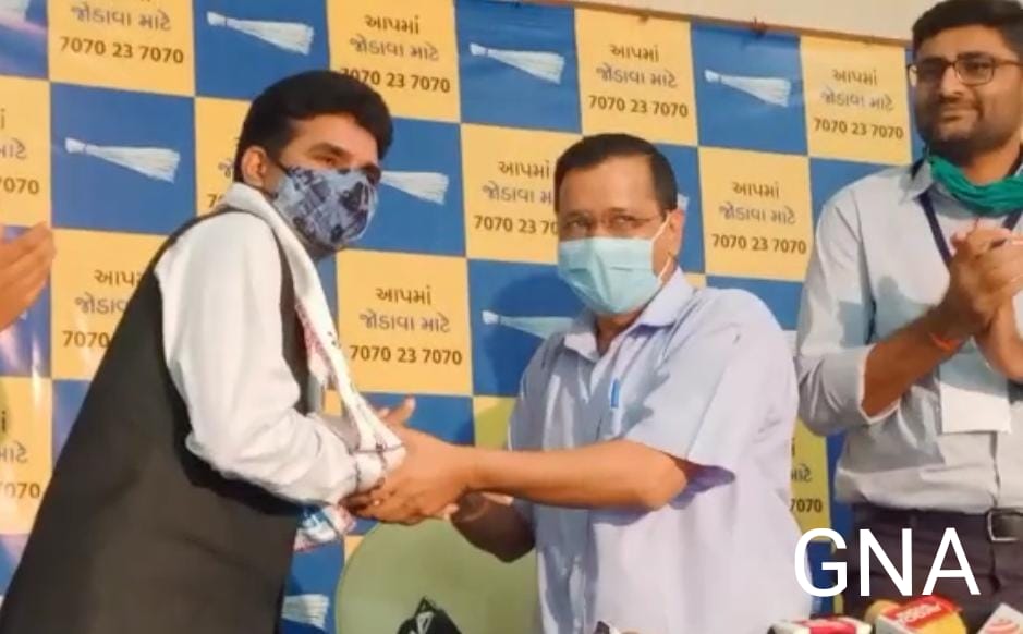 અરવિંદ કેજરીવાલે ઈશુદાનને ખેસ પહેરાવી આમ આદમી પાર્ટીમાં પ્રવેશ કરાવ્યો, રાજકીય માહોલમાં ગરમાવો