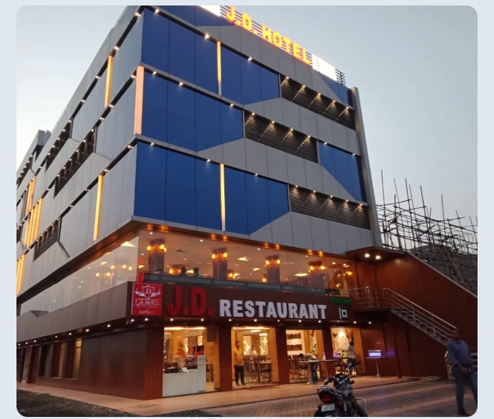 સુરતના કહેવાતા ભામાશા ધવલ અકબરીએ પલસાણાની જેડી રેસ્ટોરન્ટમાં ૫૦થી ૬૦ ગુંડા મોકલી તોડફોડ મામલે 8 પકડાયા