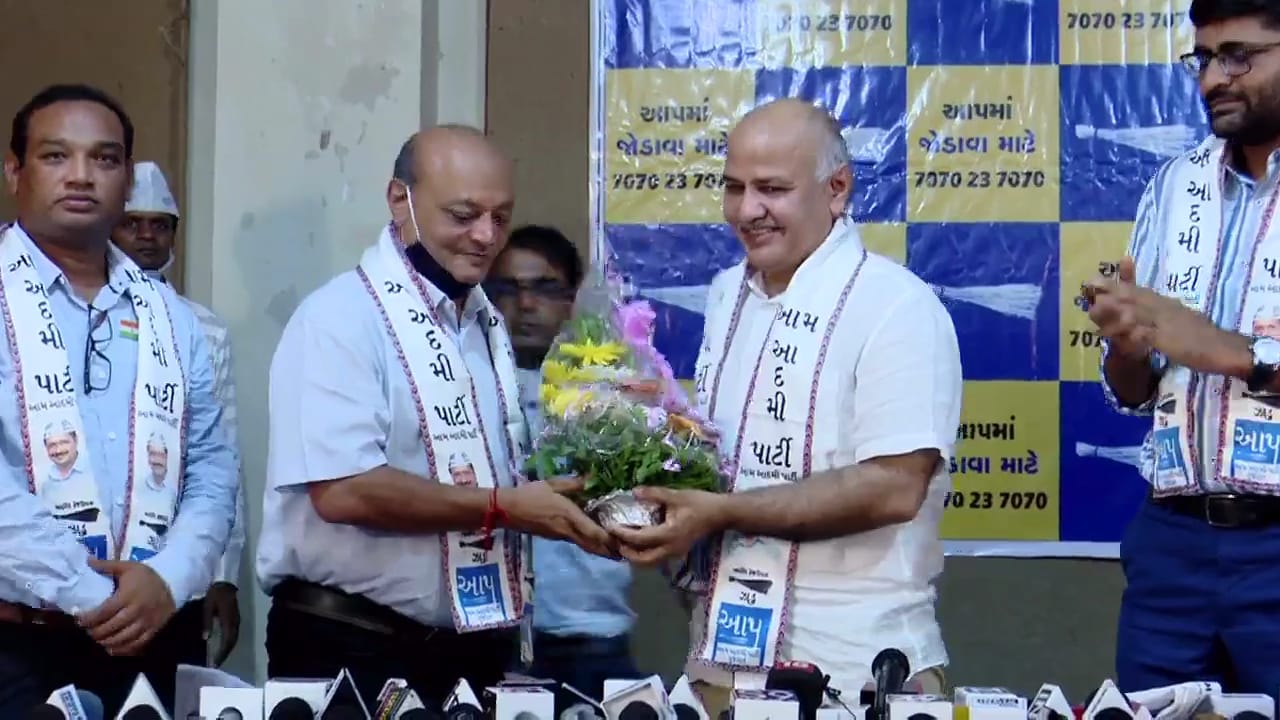 મહેશ સવાણી આપ પાર્ટીમાં જોડાયા, સત્તાવાર ખેસ પહેરી લીધો કહ્યું, હું કફન બાંધીને નીકળ્યો છું અને ગોળી ખાવા તૈયાર છું