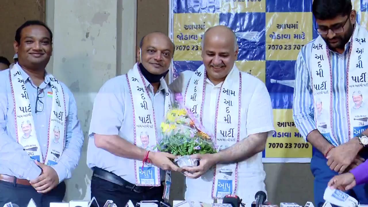 મહેશ સવાણી આપ પાર્ટીમાં જોડાયા, સત્તાવાર ખેસ પહેરી લીધો કહ્યું, હું કફન બાંધીને નીકળ્યો છું અને ગોળી ખાવા તૈયાર છું