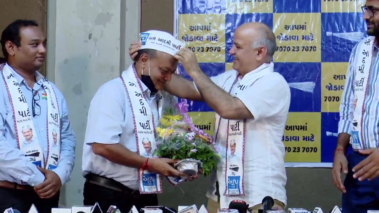 મહેશ સવાણી આપ પાર્ટીમાં જોડાયા, સત્તાવાર ખેસ પહેરી લીધો કહ્યું, હું કફન બાંધીને નીકળ્યો છું અને ગોળી ખાવા તૈયાર છું