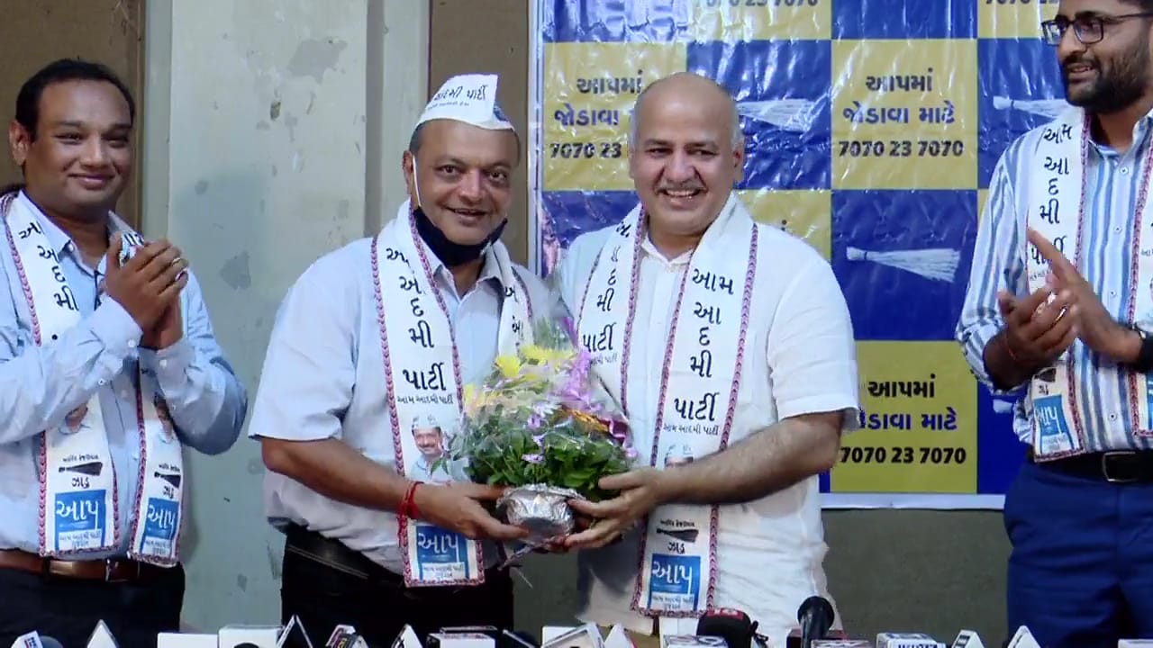 મહેશ સવાણી આપ પાર્ટીમાં જોડાયા, સત્તાવાર ખેસ પહેરી લીધો કહ્યું, હું કફન બાંધીને નીકળ્યો છું અને ગોળી ખાવા તૈયાર છું