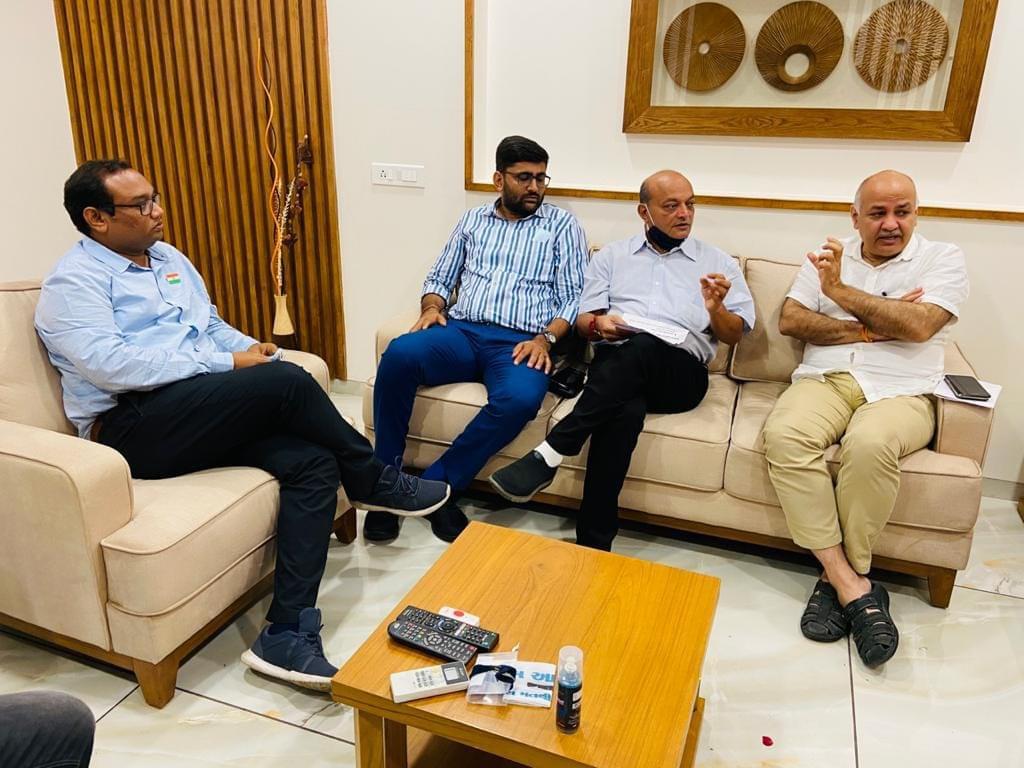 મહેશ સવાણી આપ પાર્ટીમાં જોડાયા, સત્તાવાર ખેસ પહેરી લીધો કહ્યું, હું કફન બાંધીને નીકળ્યો છું અને ગોળી ખાવા તૈયાર છું