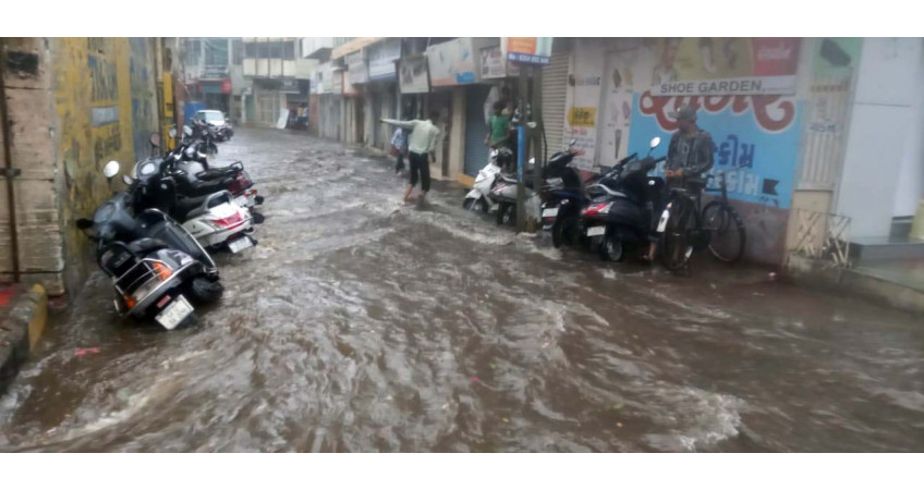 સૌરાષ્ટ્રમાં શ્રીકાર વર્ષા, જામનગરમાં એક કલાકમાં અઢી ઇંચ વરસાદ, વાવાઝોડાથી વૃક્ષો પડયા
