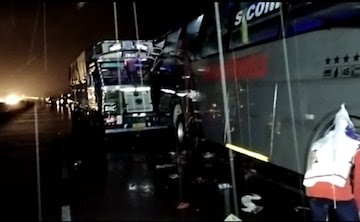 18-sleeping-on-road-dead-as-truck-hits-bus-in-uttar-pradeshs-barabanki