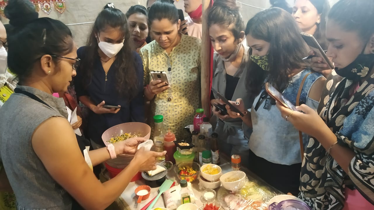 વરાછામાં મહિલાઓ આત્મનિર્ભરતા તરફ : બે દિવસમાં બે લાખની રાખડીનુ વેચાણ, કુલ 9 લાખનુ વેચાણ 