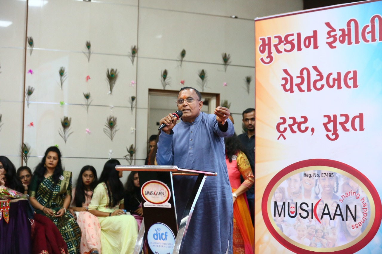 વરાછામાં મહિલાઓ આત્મનિર્ભરતા તરફ : બે દિવસમાં બે લાખની રાખડીનુ વેચાણ, કુલ 9 લાખનુ વેચાણ 