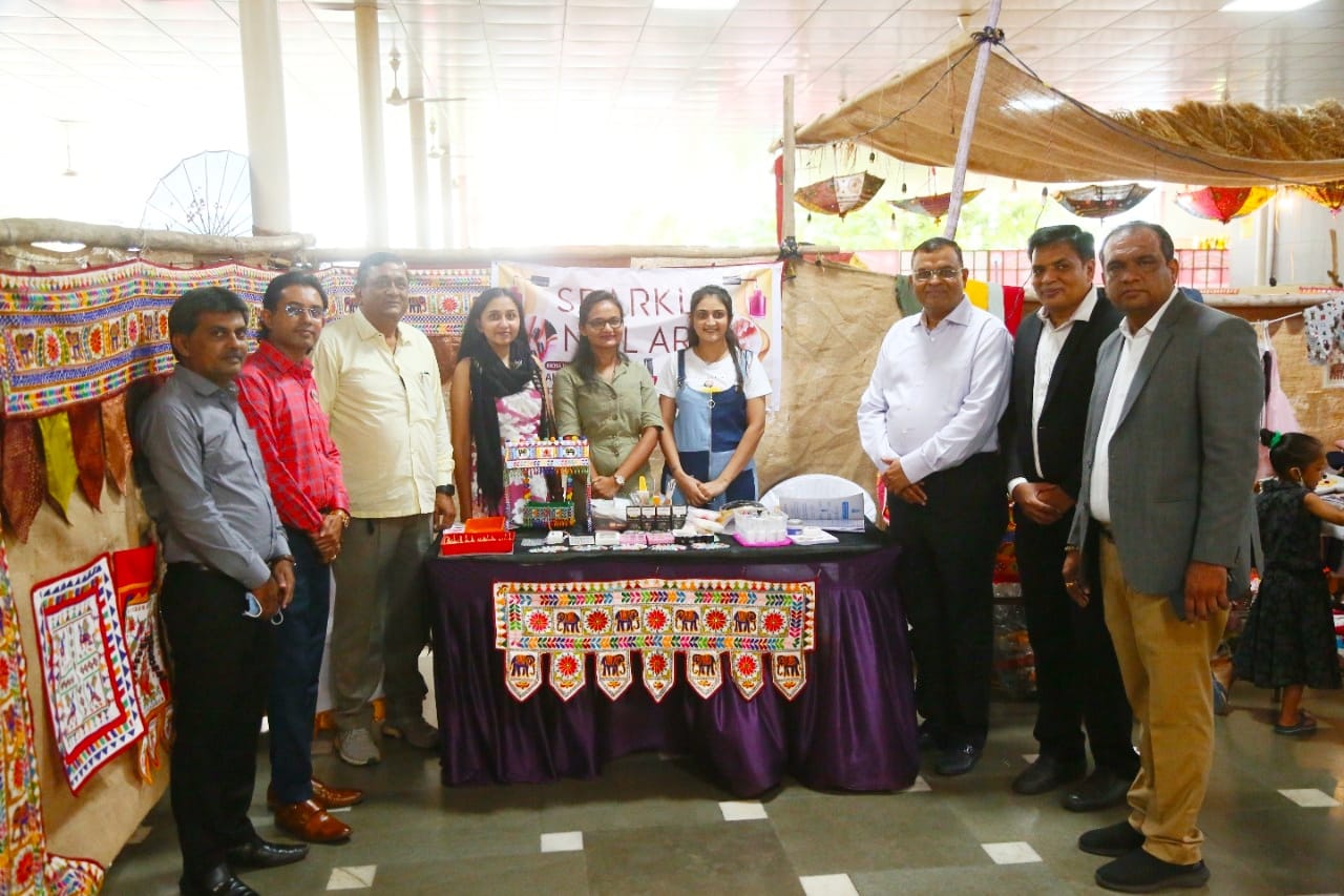 વરાછામાં મહિલાઓ આત્મનિર્ભરતા તરફ : બે દિવસમાં બે લાખની રાખડીનુ વેચાણ, કુલ 9 લાખનુ વેચાણ 