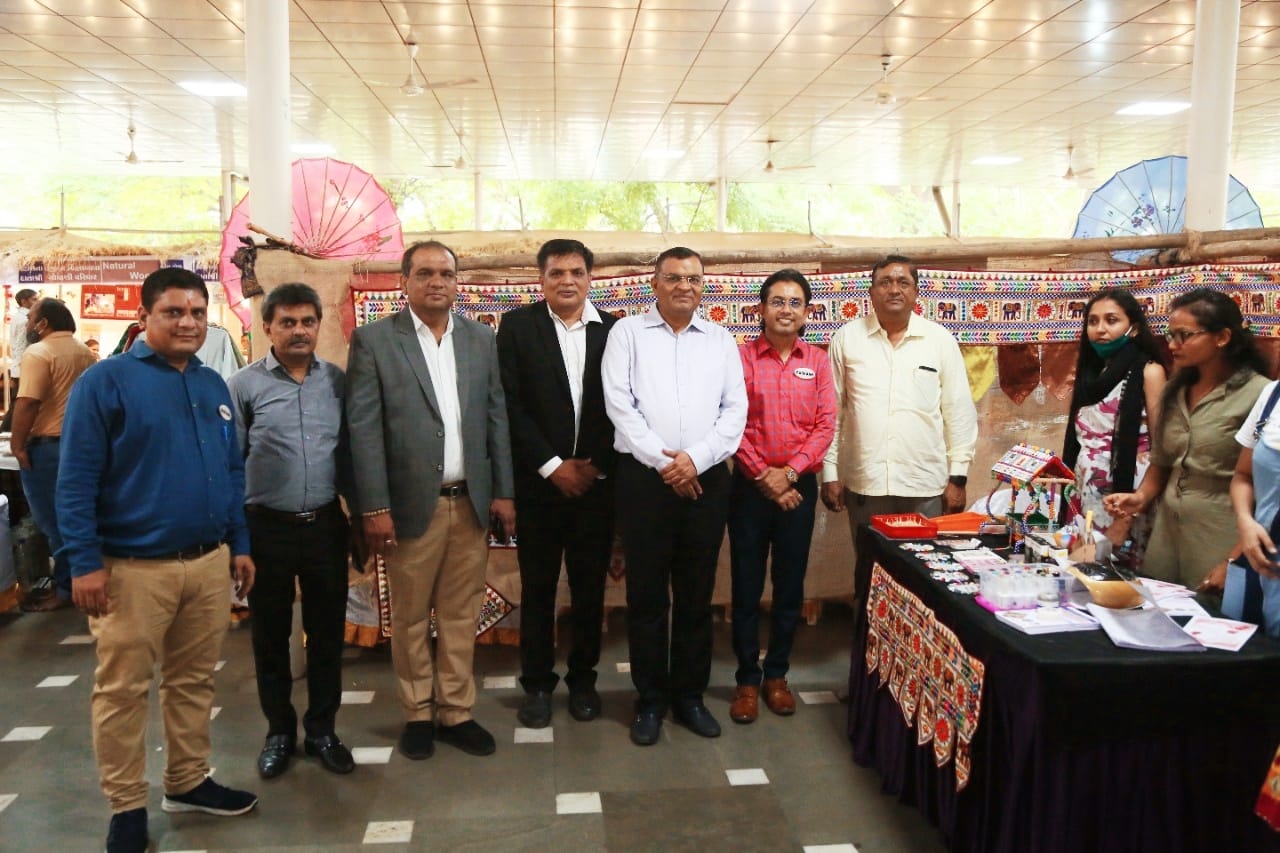 વરાછામાં મહિલાઓ આત્મનિર્ભરતા તરફ : બે દિવસમાં બે લાખની રાખડીનુ વેચાણ, કુલ 9 લાખનુ વેચાણ 