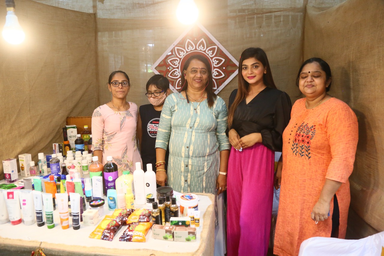 વરાછામાં મહિલાઓ આત્મનિર્ભરતા તરફ : બે દિવસમાં બે લાખની રાખડીનુ વેચાણ, કુલ 9 લાખનુ વેચાણ 