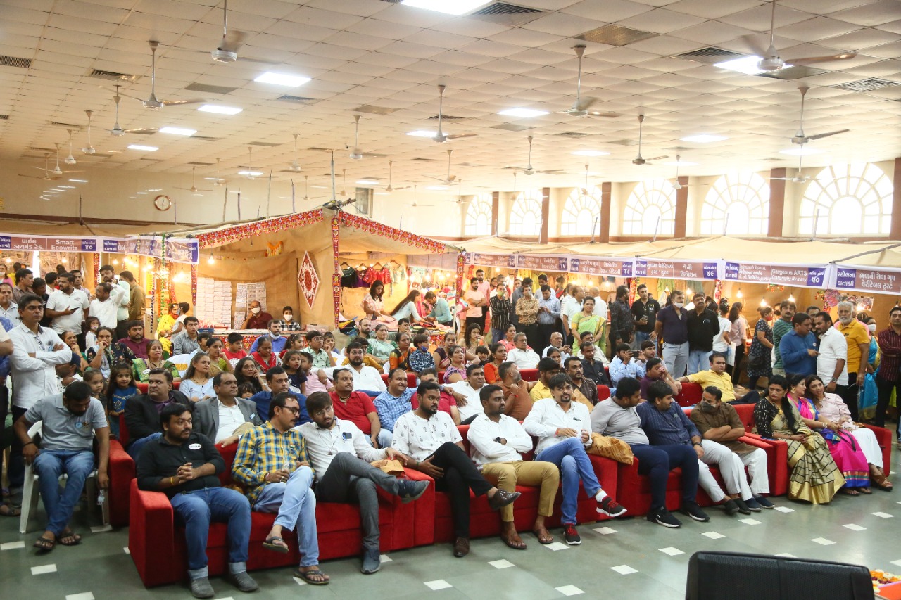 વરાછામાં મહિલાઓ આત્મનિર્ભરતા તરફ : બે દિવસમાં બે લાખની રાખડીનુ વેચાણ, કુલ 9 લાખનુ વેચાણ 