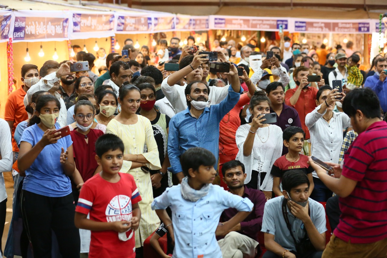 વરાછામાં મહિલાઓ આત્મનિર્ભરતા તરફ : બે દિવસમાં બે લાખની રાખડીનુ વેચાણ, કુલ 9 લાખનુ વેચાણ 