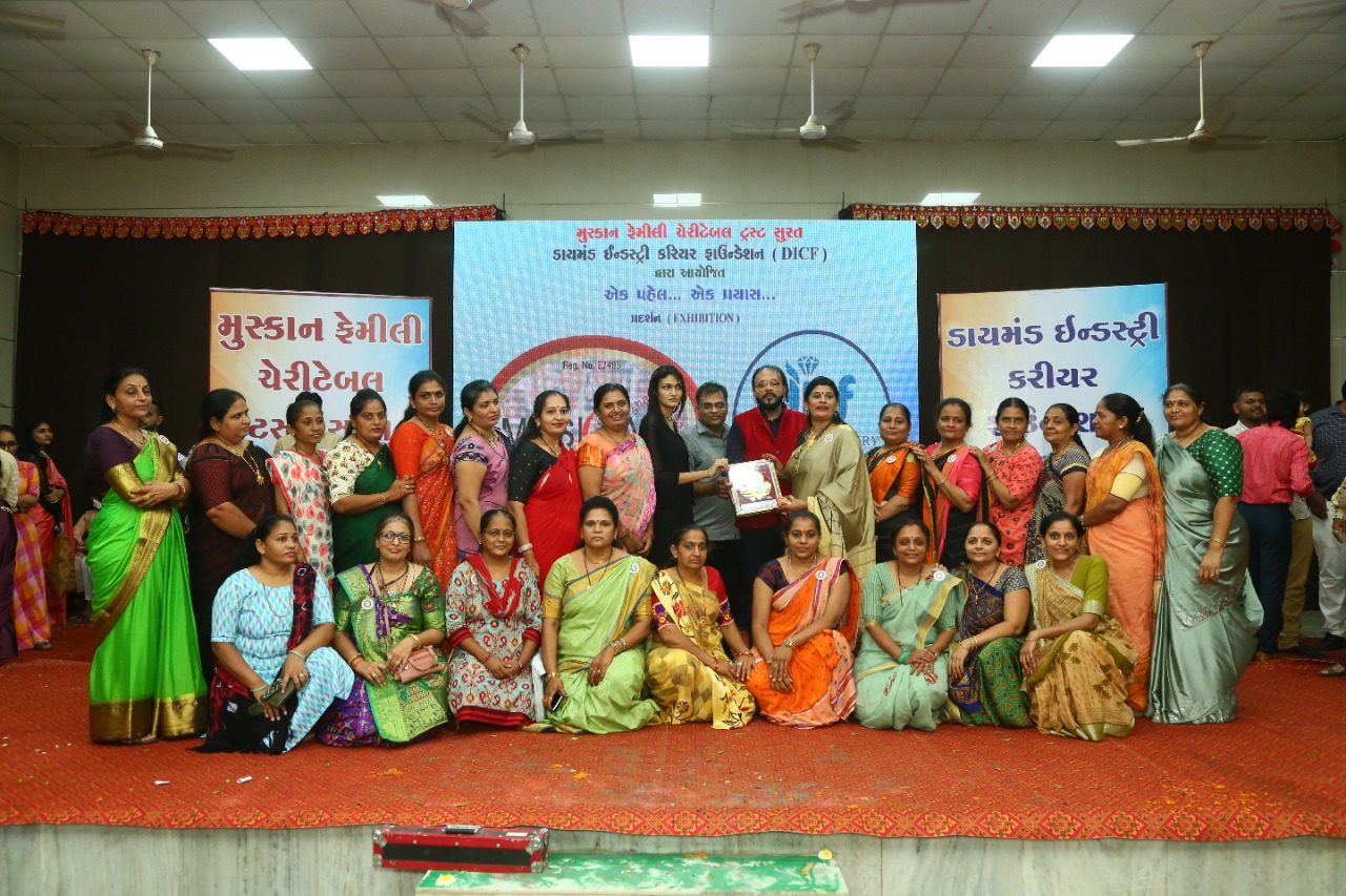 વરાછામાં મહિલાઓ આત્મનિર્ભરતા તરફ : બે દિવસમાં બે લાખની રાખડીનુ વેચાણ, કુલ 9 લાખનુ વેચાણ 