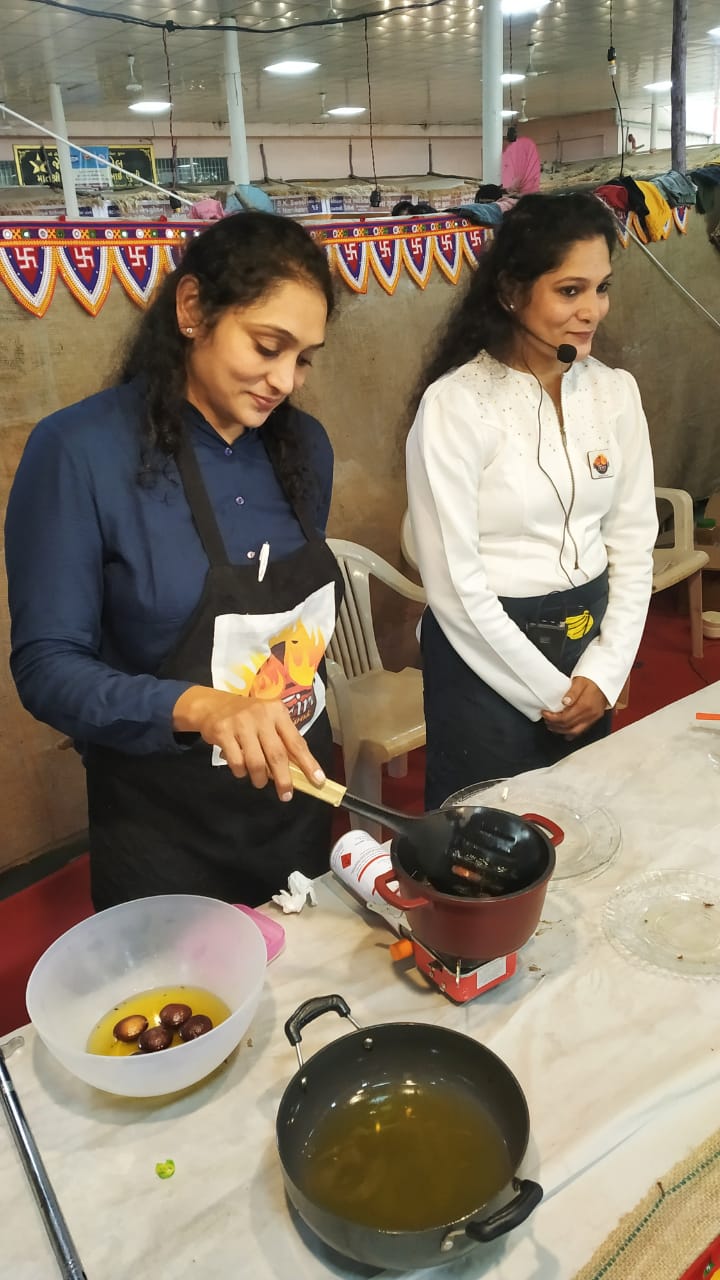 વરાછામાં મહિલાઓ આત્મનિર્ભરતા તરફ : બે દિવસમાં બે લાખની રાખડીનુ વેચાણ, કુલ 9 લાખનુ વેચાણ 