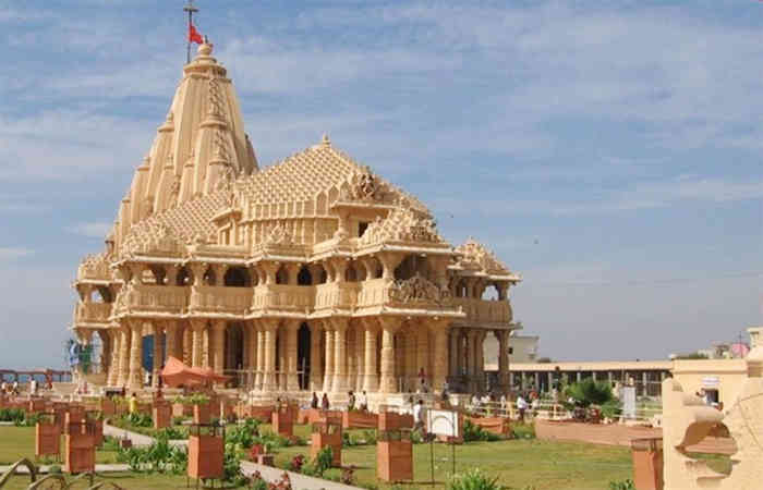 શ્રાવણ કેરો માસ આયો: સોમનાથમાં ૩૧ ધ્વજા ચડાવાઈ, કોરોનાને કારણે ૩૫૦૦૦ લોકો જ દર્શન કરવા આવ્યા