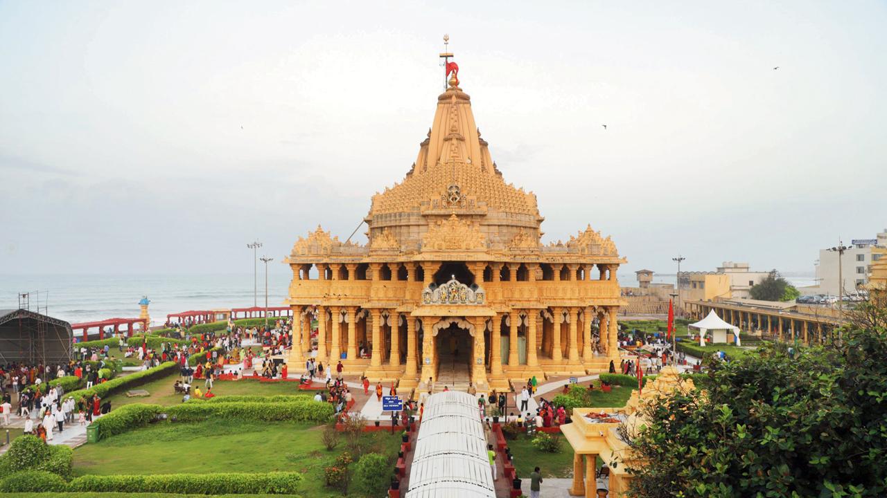 શ્રાવણ કેરો માસ આયો: સોમનાથમાં ૩૧ ધ્વજા ચડાવાઈ, કોરોનાને કારણે ૩૫૦૦૦ લોકો જ દર્શન કરવા આવ્યા