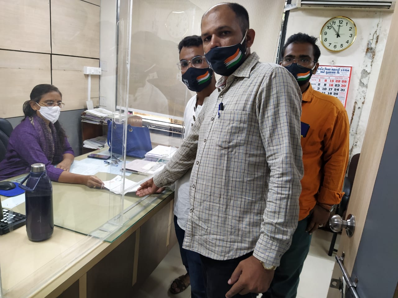 ગ્રાન્ટેડ તથા સરકારી કોલેજમાં વર્ગ ખંડ વધારવા કલેકટર ઓફીસ અને સૌરાષ્ટ્ર યુનિવર્સિટી ખાતે એમ ૨ જગ્યા પર એક સમયે આવેદન પત્ર આપીને રજુઆત