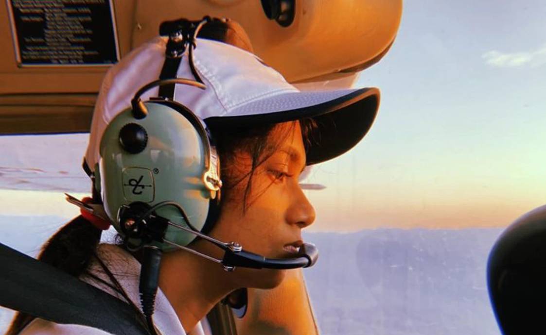 ખેડૂતની દીકરી મૈત્રી પટેલે ગુજરાતનું નામ કર્યુ રોશન, 19 વર્ષની યુવતી બની દેશની સૌથી નાની વયની પાયલટ