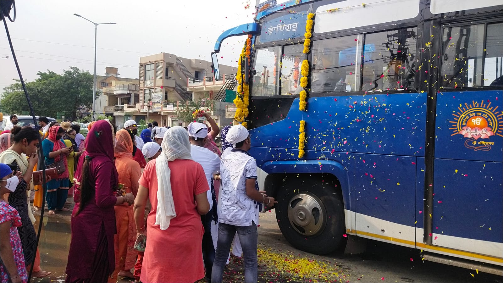 અરવલ્લી જિલ્લાના શીખ સમાજ દ્વારા 101 સ્વરૂપ સાહેબ ( ધર્મગ્રંથો)ની યાત્રાને સત્કાર કરી વિદાય આપી