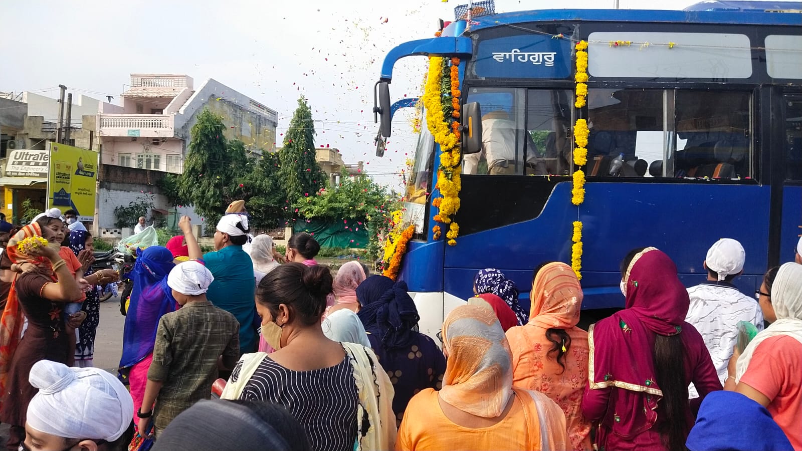 અરવલ્લી જિલ્લાના શીખ સમાજ દ્વારા 101 સ્વરૂપ સાહેબ ( ધર્મગ્રંથો)ની યાત્રાને સત્કાર કરી વિદાય આપી