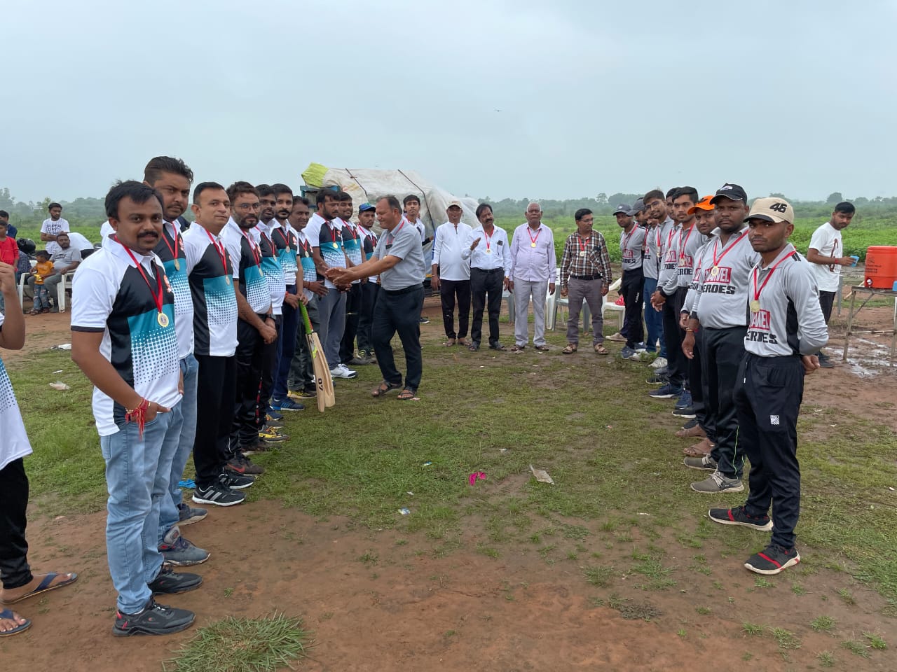 ગુરુ બ્રાહ્મણ સમાજ દ્વારા એક દિવસીય ક્રિકેટ ટુર્નામેન્ટ નું આયોજન કરવામાં આવ્યું અને યુવાનોને પ્રોત્સાહિત કરાયા
