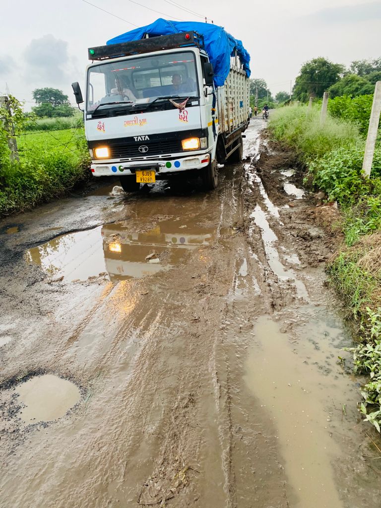 આકાશથી અરવલ્લીના રસ્તા ઉપર ચાંદ ઊતર્યો, શિક્ષિત અને વિકાસશીલ ગણાતા હડિયોલ થી ગઢોડા જવાનો જિલ્લા પંચાયત હસ્તક નો પેવર રોડ સાવ ભંગાર