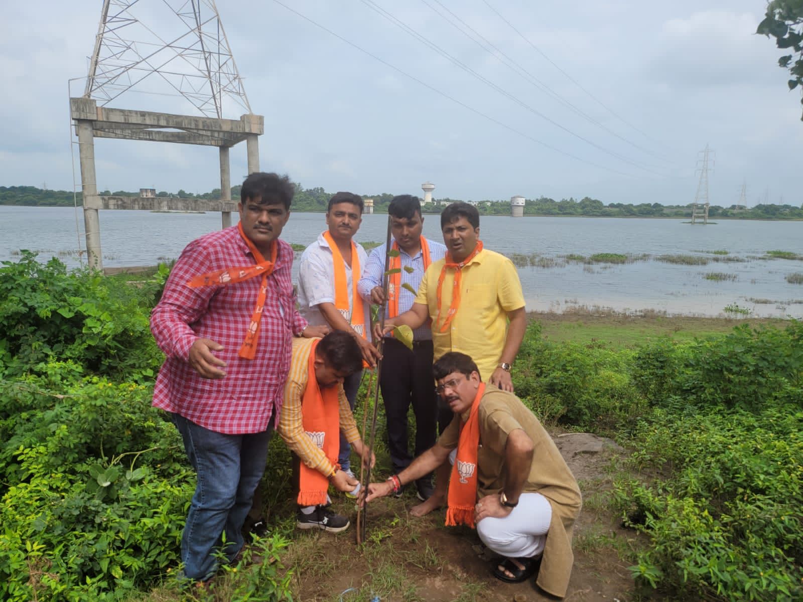 નાની વેડ સુરત ખાતે ભાજપ કિસાન મોરચા દ્વારા તાપી સફાઈ અને વૃક્ષારોપણ થયું