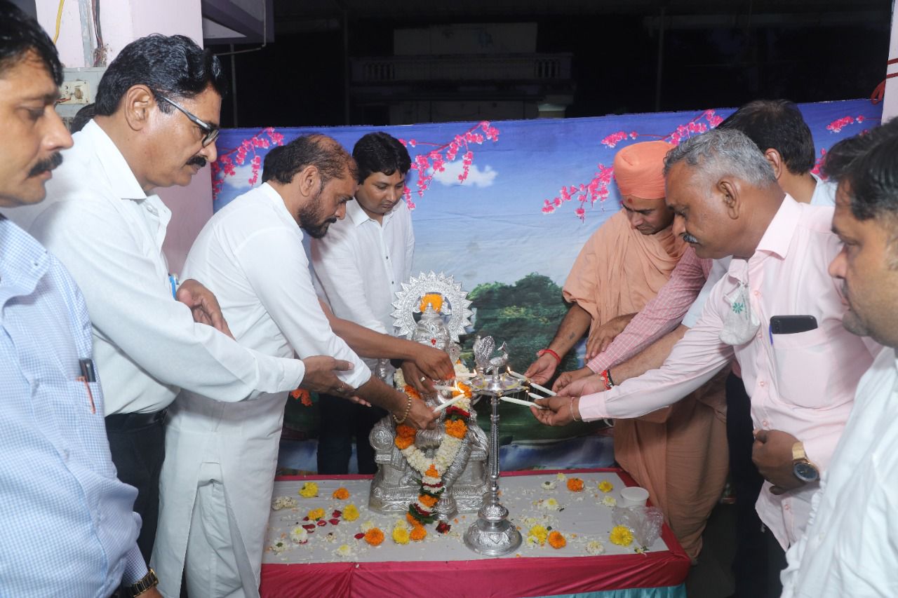 સુરત ભાજપ કિસાન મોરચાના ઉપાધ્યક્ષ બનવા બદલ  પૂજ્ય શ્રી નૌતમ સ્વામીની અધ્યક્ષતામાં સમસ્ત લીમધ્રા ગામ દ્વારા પ્રવીણ ભાલાળાનું સન્માન કરવામાં આવ્યું