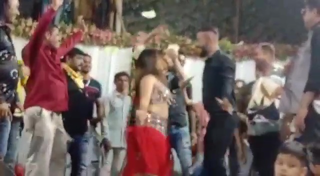 રંગીલા સુરતીઓની અશ્લીલતા, બર્થડે પાર્ટીમાં બાર ડાન્સરોના ગુંડાઓ સાથે ઠુમકા, વીડિયો વાયરલ: સાતની ધરપકડ