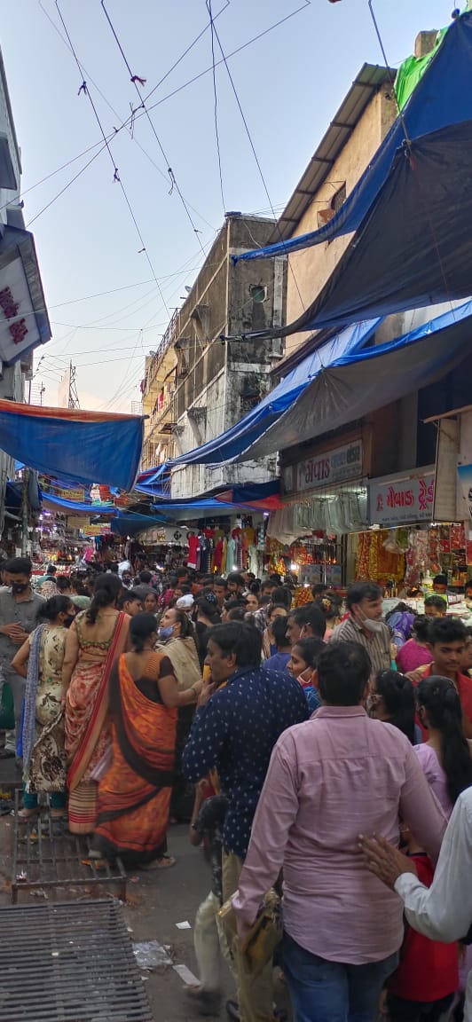 સુરતમાં લગ્નસરા ખરીદી નીકળી: સોના-ચાંદી બજાર, રેડીમેડ ગાર્મેન્ટ, પગરખાં બજારમાં તેજી