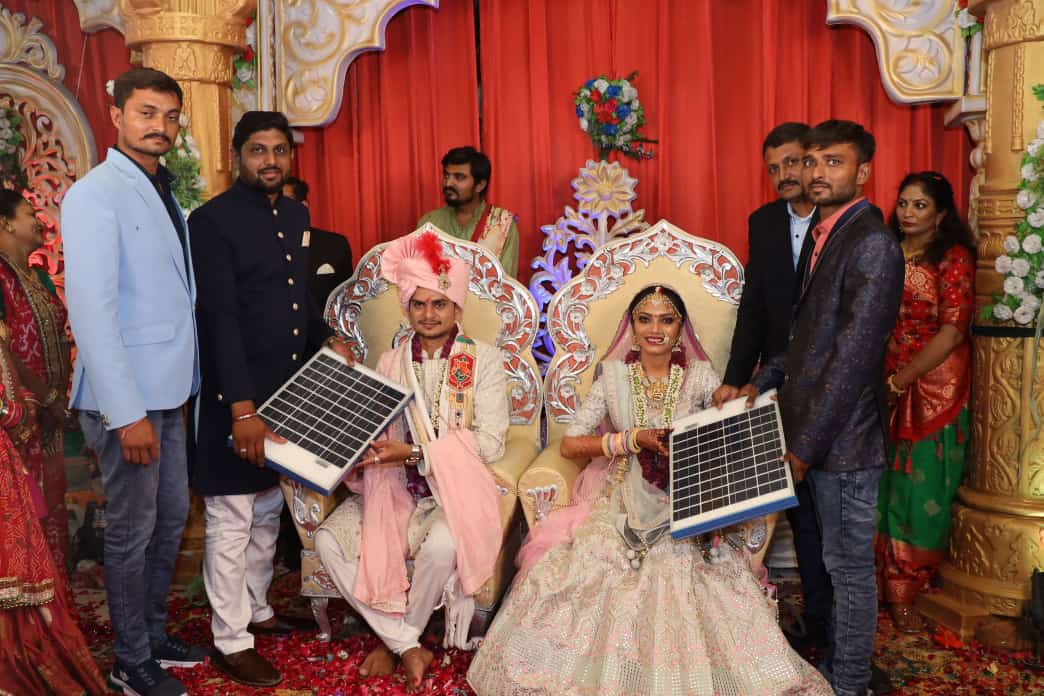 સુરતમાં એક અનોખો કરિયાવર : દીકરીને કરિયાવરમાં ઘર વપરાશ માટે સોલાર રૂફટોપ પ્લાન્ટ અપાયો