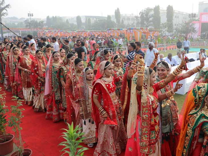ચુંદડી મહિયરની નામે પિતા વિહોણી 300 દીકરીઓના લગ્ન પી.પી.સવાણી ચૈતન્ય વિદ્યા સંકુલના આગણે યોજાયા