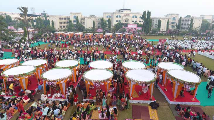ચુંદડી મહિયરની નામે પિતા વિહોણી 300 દીકરીઓના લગ્ન પી.પી.સવાણી ચૈતન્ય વિદ્યા સંકુલના આગણે યોજાયા