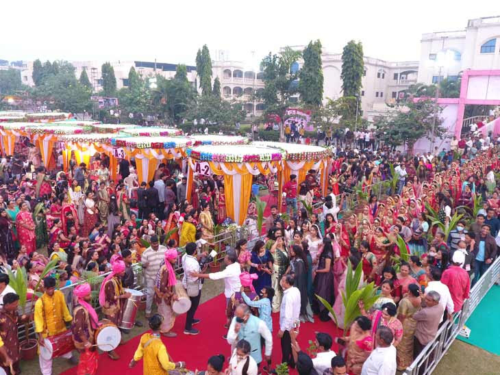 ચુંદડી મહિયરની નામે પિતા વિહોણી 300 દીકરીઓના લગ્ન પી.પી.સવાણી ચૈતન્ય વિદ્યા સંકુલના આગણે યોજાયા