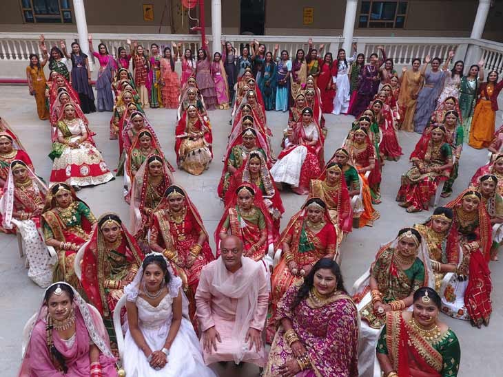 ચુંદડી મહિયરની નામે પિતા વિહોણી 300 દીકરીઓના લગ્ન પી.પી.સવાણી ચૈતન્ય વિદ્યા સંકુલના આગણે યોજાયા