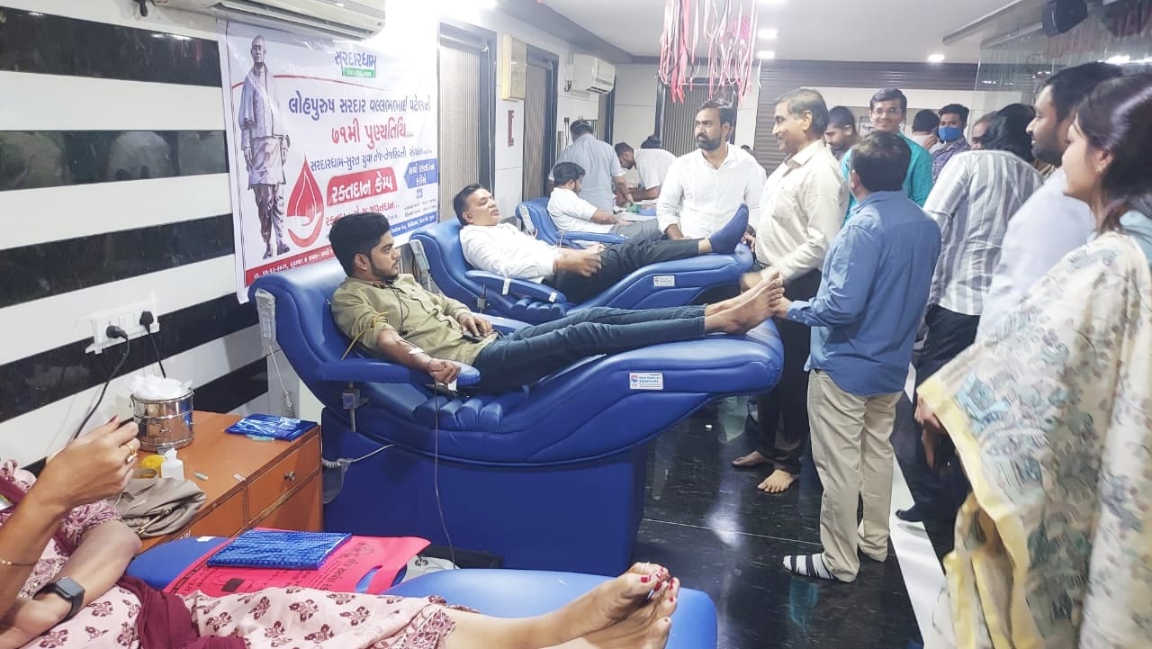 સરદારધામ યુવા તેજ તેજસ્વીની સંગઠન સુરત દ્વારા સરદાર સાહેબની 71મી પુણ્યતિથી નિમિત્તે 207 બ્લડયુનિટ એકઠું કરાયું