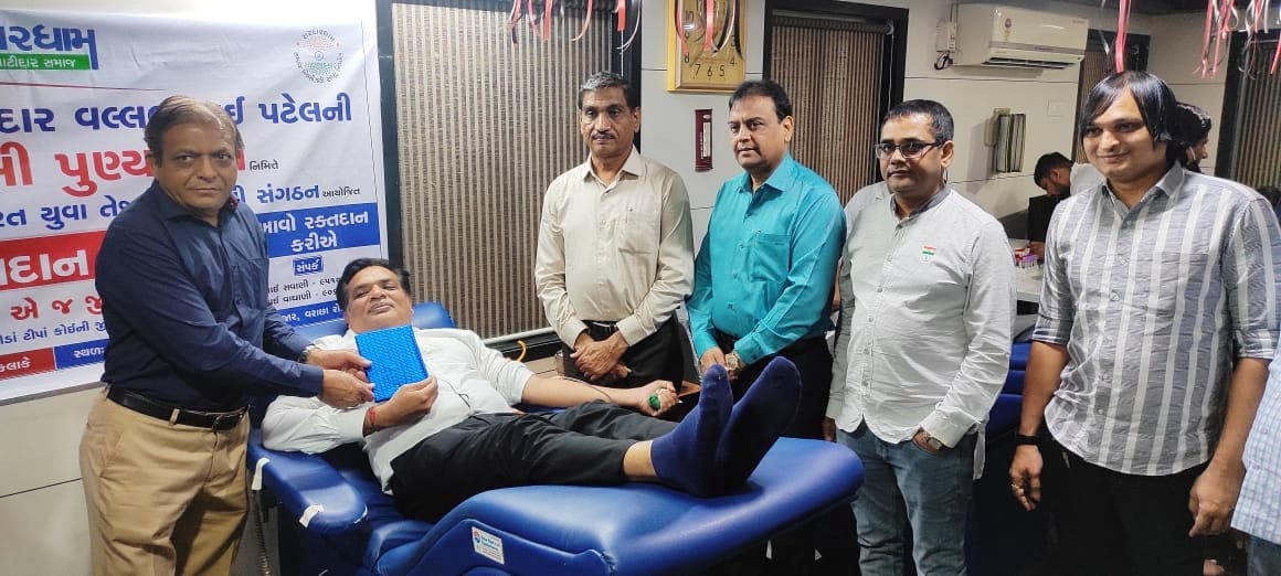 સરદારધામ યુવા તેજ તેજસ્વીની સંગઠન સુરત દ્વારા સરદાર સાહેબની 71મી પુણ્યતિથી નિમિત્તે 207 બ્લડયુનિટ એકઠું કરાયું