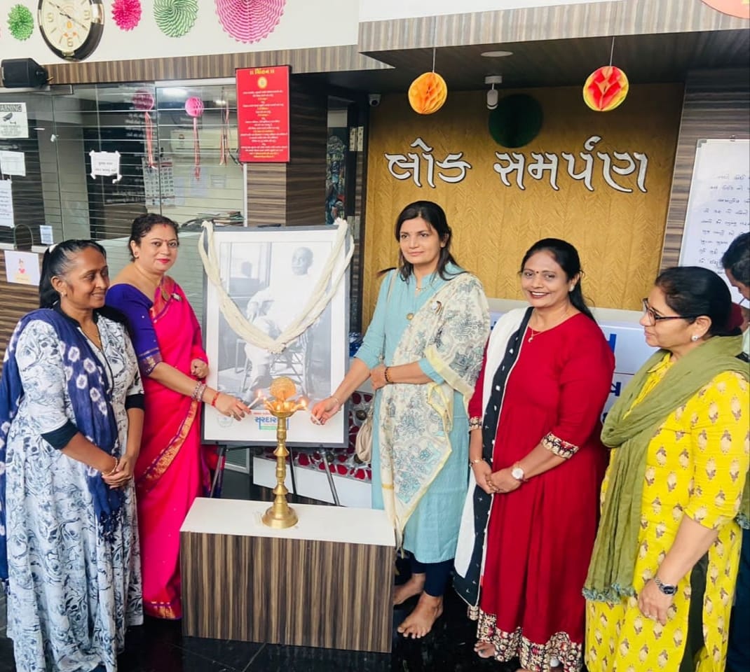 સરદારધામ યુવા તેજ તેજસ્વીની સંગઠન સુરત દ્વારા સરદાર સાહેબની 71મી પુણ્યતિથી નિમિત્તે 207 બ્લડયુનિટ એકઠું કરાયું