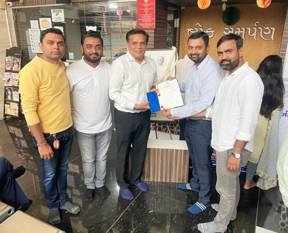 સરદારધામ યુવા તેજ તેજસ્વીની સંગઠન સુરત દ્વારા સરદાર સાહેબની 71મી પુણ્યતિથી નિમિત્તે 207 બ્લડયુનિટ એકઠું કરાયું