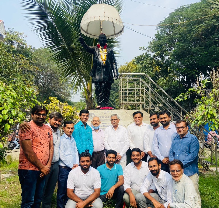 સરદારધામ યુવા તેજ તેજસ્વીની સંગઠન સુરત દ્વારા સરદાર સાહેબની 71મી પુણ્યતિથી નિમિત્તે 207 બ્લડયુનિટ એકઠું કરાયું