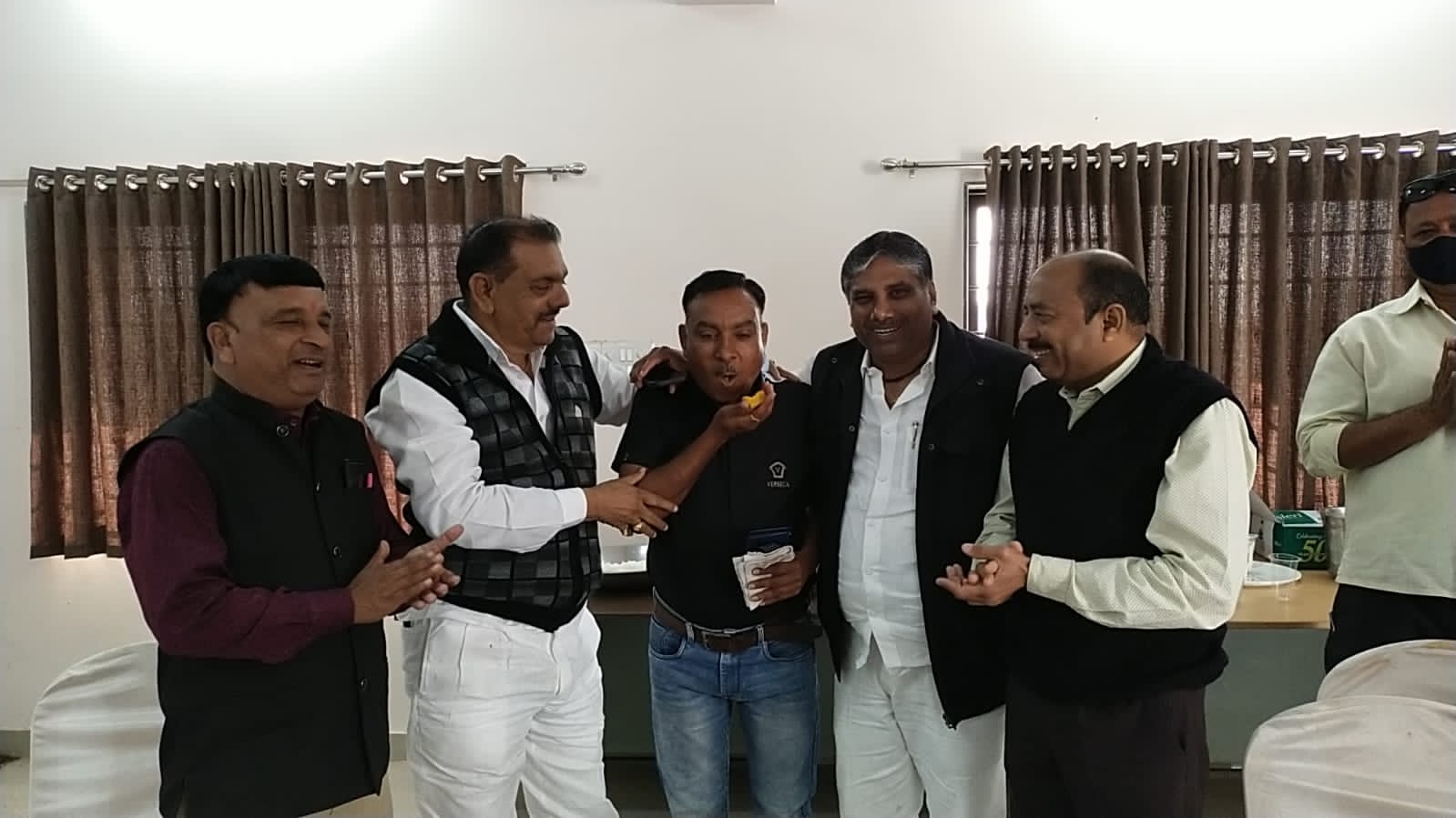 અરવલ્લી જિલ્લાના નીડર બાહોશ પત્રકાર અતુલભાઈના જન્મદિવસ બે ધારાસભ્ય દ્વારા આશીર્વાદ આપ્યા