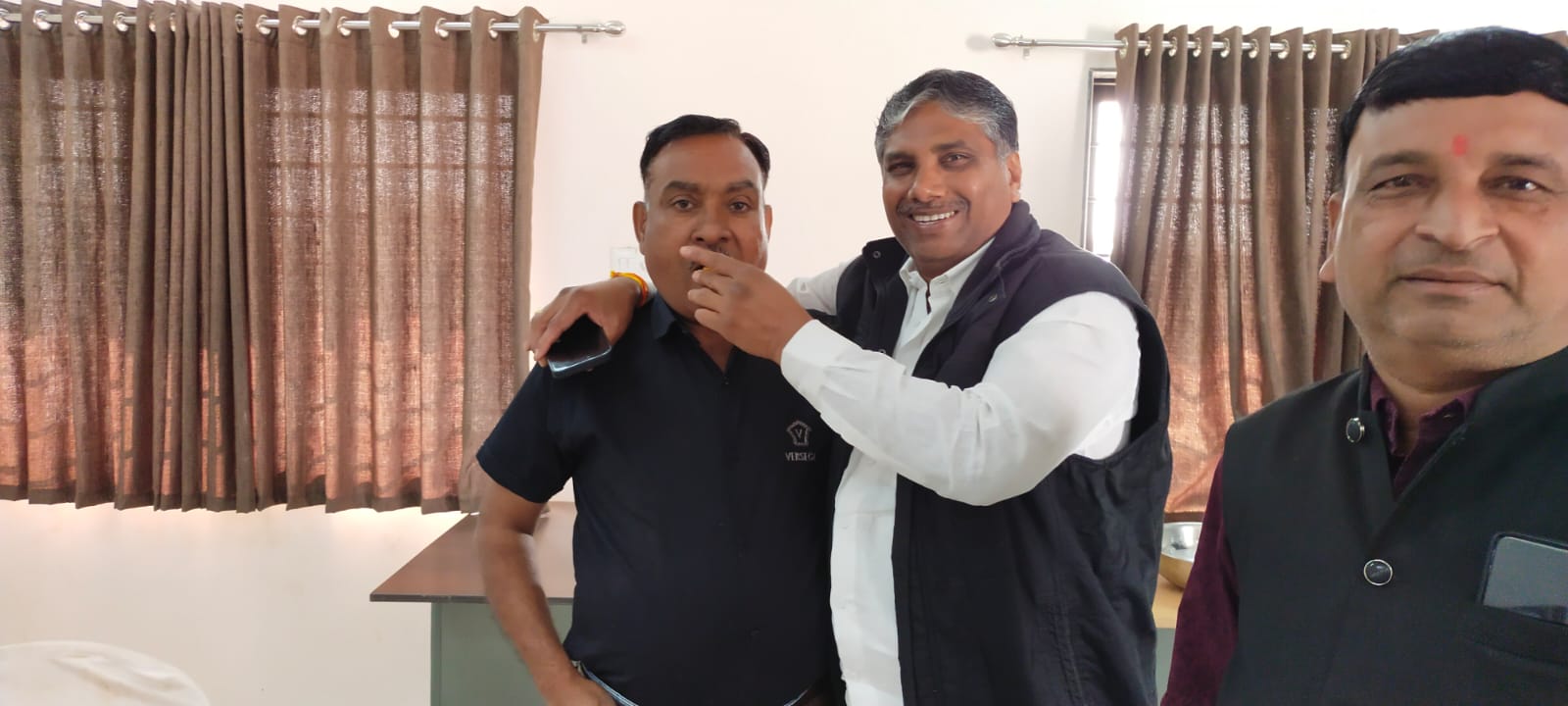 અરવલ્લી જિલ્લાના નીડર બાહોશ પત્રકાર અતુલભાઈના જન્મદિવસ બે ધારાસભ્ય દ્વારા આશીર્વાદ આપ્યા