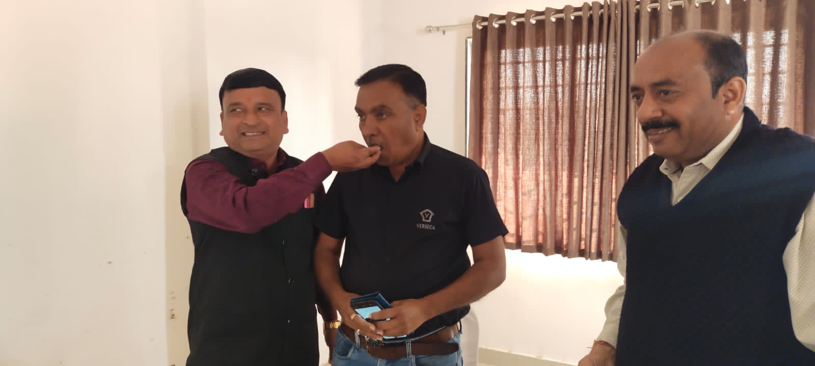 અરવલ્લી જિલ્લાના નીડર બાહોશ પત્રકાર અતુલભાઈના જન્મદિવસ બે ધારાસભ્ય દ્વારા આશીર્વાદ આપ્યા