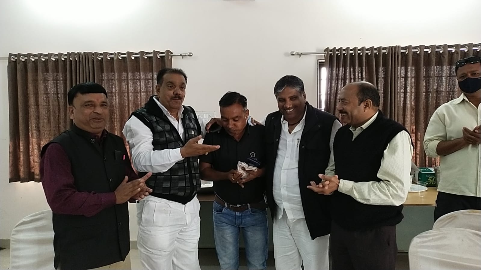 અરવલ્લી જિલ્લાના નીડર બાહોશ પત્રકાર અતુલભાઈના જન્મદિવસ બે ધારાસભ્ય દ્વારા આશીર્વાદ આપ્યા